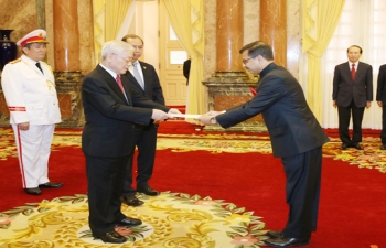 New Ambassador of India to Vietnam Pranay Verma Presents Credentials to President of Vietnam